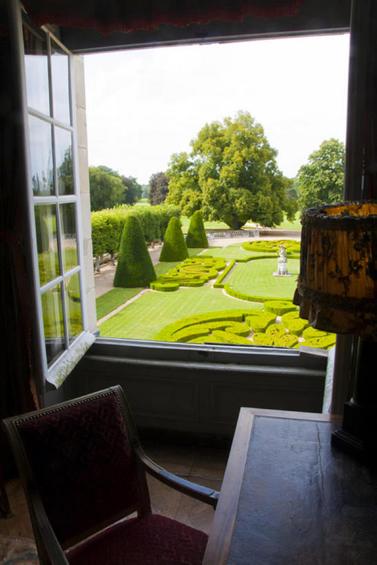 无人,竖图,室内,草坪,窗户,椅子,法国,欧洲,花坛,城堡,园艺,注视,书桌,草,绿色,风景,打开,观察,看,摄影,生长,观看,园林,察看,开启,西欧,关注,法兰西,法兰西共和国,法兰西第五共和国,安德尔.卢瓦尔省,中央大区,昂布瓦斯,舍农索城堡,雪侬梭城堡,彩图,bj175