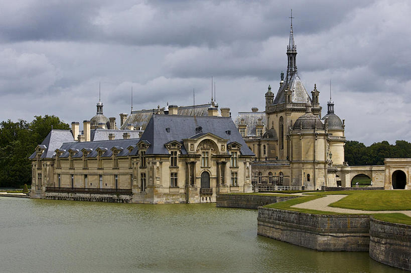 无人,横图,室外,白天,旅游,度假,河流,名胜古迹,标志建筑,地标,建筑,法国,欧洲,遗迹,城堡,云,宏伟,古迹,文物,娱乐,建设,古建筑,风景,天空,地标建筑,享受,休闲,旅游胜地,放松,摄影,建造,宁静,古文明,尚蒂伊城堡,彩图,旅行,bj175