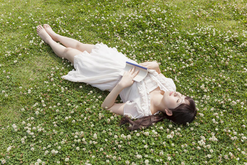 东方人,成年人,一个人,公园,横图,室外,白天,幸福,草地,仅一个年轻女性,仅一个女性,仅一个人,野花,美丽,休闲装,光脚,草,花,绿色,赤脚,放松,读,摄影,享乐,年轻女性,女人,女性,亚洲人,中国人,年轻人,书,闭着眼睛,睡觉,躺着,仰卧,彩图,高角度拍摄,全身,bj175