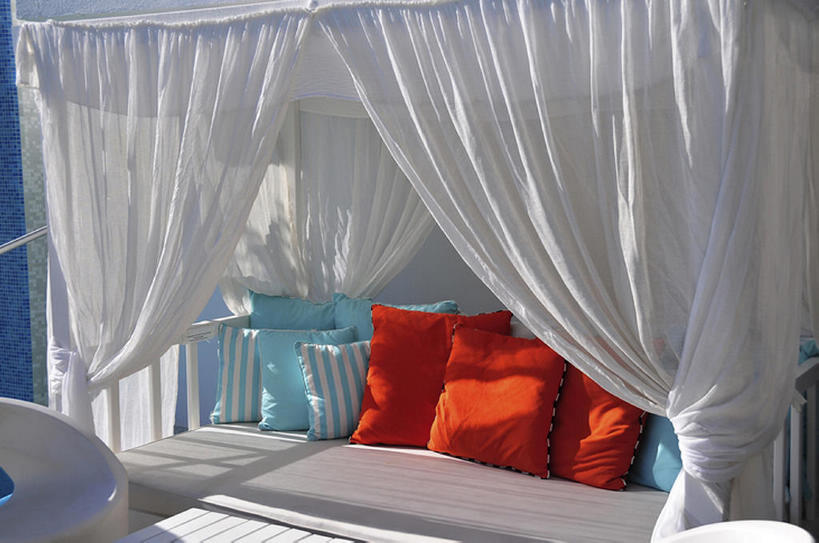 无人,横图,室内,白天,床,沙发,卧室,静物,希腊,欧洲,蚊帐,枕头,摄影,基克拉迪群岛,圣托里尼岛,希腊共和国,软垫,基克拉泽斯群岛,彩图,bj175