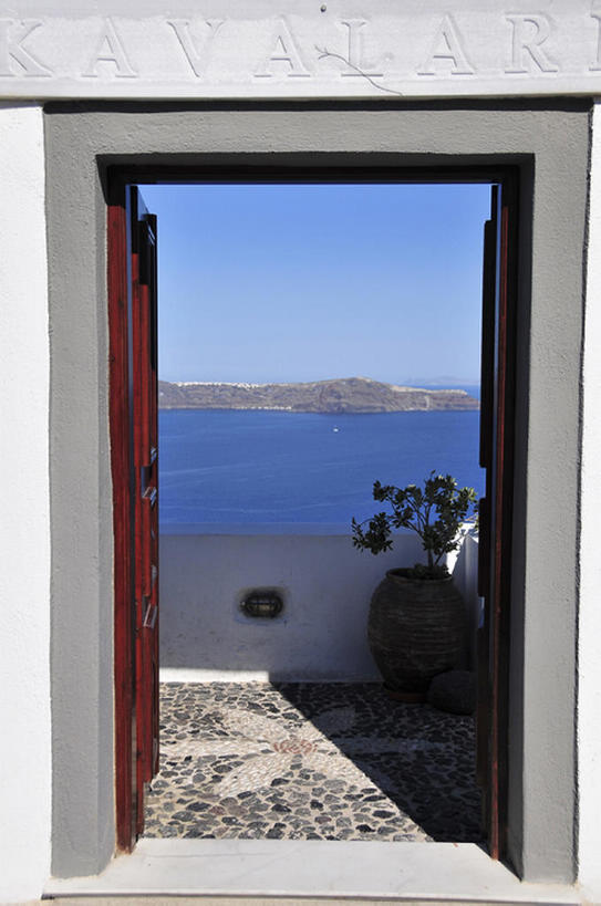 无人,竖图,室外,白天,旅游,度假,海洋,名胜古迹,门,阳台,希腊,欧洲,地形,娱乐,窗台,风景,天空,享受,休闲,放松,摄影,建造,地中海,基克拉迪群岛,圣托里尼岛,都市风光,希腊共和国,基克拉泽斯群岛,海滩,彩图,旅行,bj175