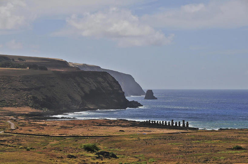 无人,公园,横图,室外,白天,旅游,度假,海洋,石头,名胜古迹,标志建筑,地标,建筑,雕塑,复活节岛,智利,一排,遗迹,整齐,雕像,地平线,地形,海岸线,悬崖,古迹,历史,文物,娱乐,建设,古建筑,世界遗产,排列,风景,天空,享受,休闲,旅游胜地,南美,放松,摄影,宁静,南美洲,国家公园,拉丁美洲,队列,美洲,海景,古文明,远古,复活节岛石像,波利尼西亚,摩艾石像,亚美利加洲,南亚美利加洲,复活岛,智利共和国,古代文明,摩艾像,拉帕.努伊国家公园,拉帕努伊国家公园,波利尼西亚群岛,彩图,旅行,复活节岛人像,赫布亚岛,拉帕努伊岛,毛埃石像,摩阿仪,摩埃石像,莫阿伊,帕赛兰,伊斯特岛,bj175