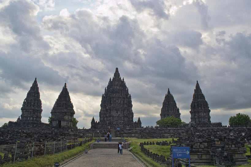 寺庙,横图,室外,白天,旅游,度假,名胜古迹,多云,指示牌,印度尼西亚,印尼,亚洲,出口,标志,文字,小路,许多人,历史,娱乐,标识,废墟,古代,风景,一群人,享受,休闲,放松,摄影,宗教,建造,东南亚,佛教,印度尼西亚共和国,婆罗浮屠塔,古代文明,婆罗浮屠,爪哇,爪哇岛,婆罗浮屠寺庙群,千佛坛,日惹,彩图,旅行,传统文化,建筑结构,bj175