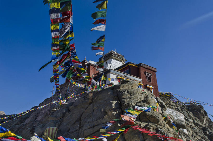 无人,宫殿,横图,室外,白天,仰视,山,建筑,旗帜,印度,亚洲,经幡,天空,摄影,宗教,建造,修道院,喇嘛教,列城,岩石,彩图,低角度拍摄,建筑结构,bj175