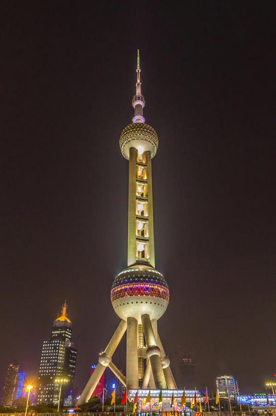 高楼大厦,竖图,室外,夜晚,旅游,名胜古迹,上海,中国,亚洲,行人,游客,游人,地形,路人,旅客,风景,天空,建造,浦东新区,东亚,过客,观光,旅行,东方明珠塔,bj175