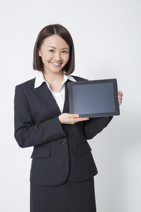 一个人,商务女性,微笑,竖图,白色背景,商务,亚洲,握,注视,观察,看,站着,日本人,握着,观看,察看,工作室,关注,出示,平板电脑,年轻女性,女人,年轻人,大学生,半身,bj175