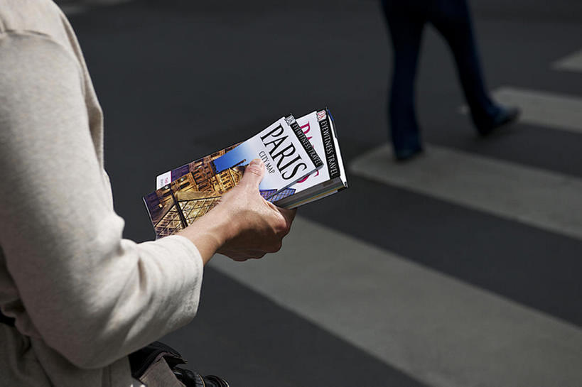 手,一个人,横图,室外,白天,法国,巴黎,欧洲,行人,游客,游人,握,路人,旅客,握着,部分,过客,女人,bj175