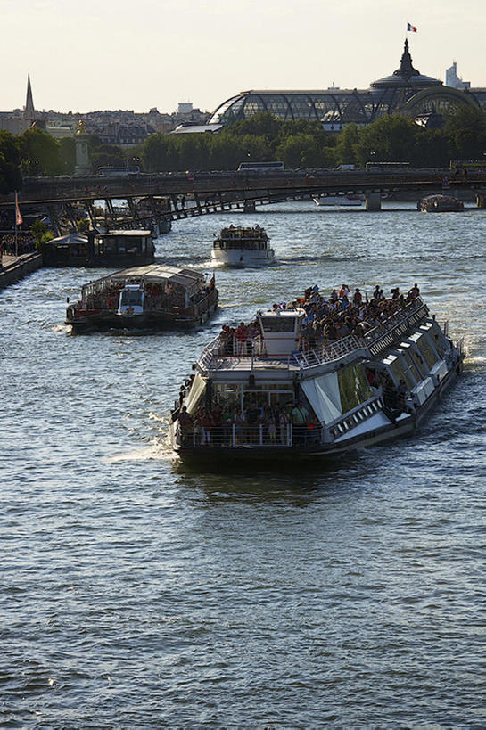 竖图,室外,白天,河流,船,法国,巴黎,欧洲,行人,游客,游人,路人,旅客,风景,过客,bj175