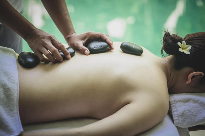 手,裸体,两个人,横图,室外,白天,按摩,美容,石头,印度尼西亚,亚洲,护肤,美丽,毛巾,保养,享受,休闲,日本人,旅游胜地,放松,SPA水疗,保健,温泉浴场,后背,热带气候,养颜,女人,马来西亚人,亚洲人,矿泉疗养地,上半身,水疗,巴厘,bj175