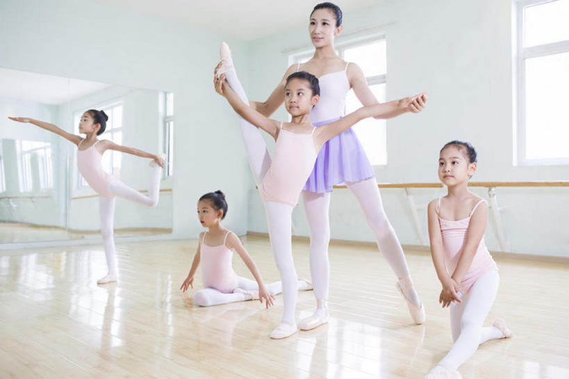 东方人,儿童,成年人,学生,教师,站,微笑,横图,室内,白天,正面,快乐,幸福,纯洁,地板,鞋子,北京,中国,亚洲,五个人,伸展,学习,半空,教育,抬腿,设备,运动器械,小孩,教,站着,教室,健康,器械,健身器械,可爱,平衡,亲密,童年,童趣,舒展,摄影,生长,生活方式,张开双腿,指导,单腿,高雅,优美,知识,享乐,练习,关爱,发髻,紧身裤,爱好,芭蕾舞鞋,健身器材,舞蹈教室,童真,弹性,东亚,烂漫,无邪,陪同,舞蹈把杆,把杆,练功杆,舞蹈杆,教员,技能,陪伴,展开双腿,天真,芭蕾舞,男孩,男人,男性,年轻女性,女孩,女人,女性,亚洲人,中国人,孩子,年轻人,老师,舞者,站立,张开手臂,彩图,全身,欢乐,舞蹈,先生,运动器材,男生,伸展双腿,芭蕾舞者,伴随,bj175