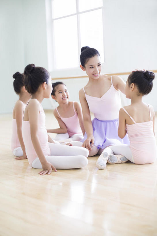 东方人,儿童,成年人,学生,教师,站,坐,笑,微笑,露齿笑,竖图,室内,白天,正面,快乐,幸福,纯洁,地板,鞋子,北京,中国,亚洲,五个人,连接,学习,环绕,教育,设备,运动器械,小孩,教,站着,休息,教室,健康,面对面,器械,健身器械,放松,可爱,亲密,童年,童趣,摄影,生长,生活方式,指导,高雅,优美,知识,享乐,关爱,发髻,紧身裤,爱好,芭蕾舞鞋,健身器材,舞蹈教室,童真,东亚,烂漫,无邪,陪同,舞蹈把杆,把杆,练功杆,舞蹈杆,教员,技能,陪伴,天真,芭蕾舞,男孩,男人,男性,年轻女性,女孩,女人,女性,亚洲人,中国人,孩子,年轻人,老师,舞者,说话,站立,坐着,彩图,全身,欢乐,舞蹈,先生,运动器材,男生,芭蕾舞者,伴随,bj175