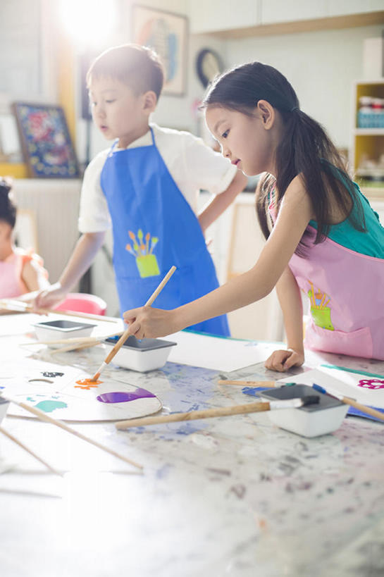 东方人,儿童,三个人,学生,画家,站,竖图,彩色,室内,白天,正面,绘画,快乐,幸福,纯洁,桌子,油画,北京,中国,亚洲,握,学习,艺术,围裙,纸,古典,教育,注视,文化,小孩,画笔,工艺品,观察,看,品味,站着,休闲,教室,短袖,可爱,乐趣,童年,童趣,握着,摄影,生长,生活方式,观看,五颜六色,颜料,美术,色彩斑斓,察看,创造力,专心,调色板,高雅,知识,享乐,工作室,关注,着色,爱好,作画,五彩缤纷,逆光,想象,童真,东亚,烂漫,无邪,美学,五彩斑斓,技能,五光十色,无忧无虑,天真,男孩,男人,男性,女孩,亚洲人,中国人,孩子,画画,站立,彩图,欢乐,美术工作室,男生,好奇心,油画颜料,bj175