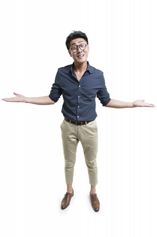 东方人,成年人,一个人,竖图,留白,正面,衬衫,时尚,北京,中国,亚洲,仅一个男性,仅一个人,灰色背景,眼镜,注视,仅一个年轻男性,观察,看,站着,表情,皱眉,耸肩,摄影,观看,幽默,察看,变形,忧虑,关注,问题,东亚,迷惑,男人,男性,年轻男性,亚洲人,中国人,年轻人,张开手臂,彩图,全身,影棚拍摄,开领,广角,bj175