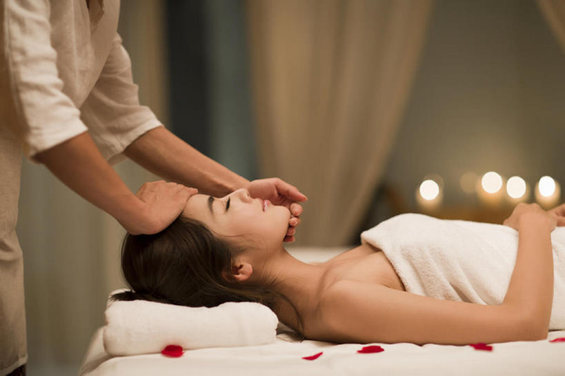 东方人,成年人,脸,头,脸颊,两个人,服务员,按摩师,美容师,美容院,横图,室内,侧面,制服,按摩,美容,床,北京,中国,亚洲,护肤,包裹,纺织物,床单,美丽,被子,裸露,顾客,花瓣,毛巾,清洁,站着,保养,享受,休闲,健康,舒服,放松,服务,SPA水疗,保健,温泉浴场,摄影,生活方式,皮肤,保暖,部分,光滑,贵宾,高雅,舒适,被单,享乐,化妆用品,裸,面部护理,面部按摩,透气,东亚,养颜,按摩床,防水,柔和,细腻,替代疗法,平滑,储水,耐磨,吸水,美化,年轻女性,女人,女性,亚洲人,中国人,年轻人,头部,脸部,脸蛋,面部,服务生,侍者,矿泉疗养地,躺着,仰卧,半身,彩图,水疗,搓背床,理疗床,美容床,指压床,美人,bj175