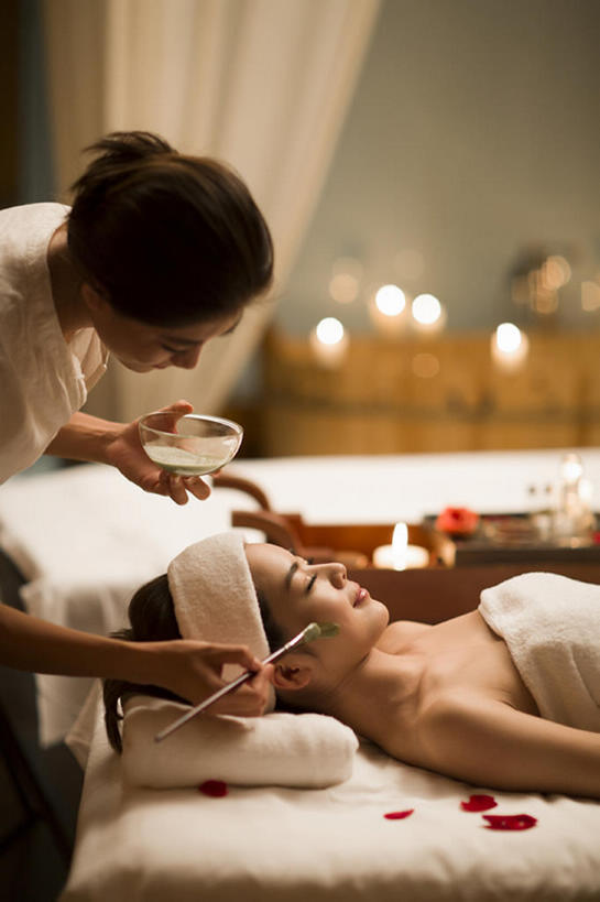 东方人,成年人,脸,头,脸颊,两个人,服务员,美容师,美容院,竖图,室内,侧面,制服,按摩,化妆,美容,床,北京,中国,亚洲,擦,护肤,握,包裹,纺织物,药草,床单,美丽,被子,裸露,顾客,肩膀,花瓣,化妆刷,精油,香薰,毛巾,碗,清洁,站着,保养,享受,休息,休闲,健康,舒服,面膜,放松,服务,握着,SPA水疗,保健,芳香疗法,温泉浴场,摄影,生活方式,皮肤,保暖,光滑,贵宾,高雅,舒适,被单,享乐,化妆用品,裸,舒心,面部护理,舒缓,香薰精油,透气,东亚,养颜,按摩床,防水,柔和,细腻,替代疗法,减压,平滑,储水,耐磨,吸水,美化,香薰疗法,植物精油,年轻女性,女人,女性,亚洲人,中国人,年轻人,头部,脸部,脸蛋,面部,服务生,侍者,矿泉疗养地,闭着眼睛,躺着,仰卧,彩图,水疗,搓背床,理疗床,美容床,指压床,美人,bj175