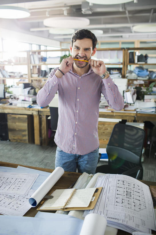成年人,一个人,商务人士,设计师,工程师,建筑师,商务男性,办公室,竖图,室内,白天,正面,衬衫,商务,集体,建筑业,窗户,天花板,桌子,城市,北京,中国,亚洲,仅一个男性,仅一个人,握,咬,套装,生气,工作,办公用品,利益,注视,书桌,仅一个年轻男性,铅笔,观察,看,站着,职业,表情,皱眉,团体,个性,淘气,压力,握着,创意,摄影,奋斗,观看,幽默,悲伤,咬着,愿望,察看,组织,创造力,伤心,难过,企业,公司,工作室,关注,努力,扮鬼脸,商务装,问题,情绪,蓝图,工薪阶层,创新,东亚,悲哀,新意,理想,哀痛,悲戚,悲痛,男人,男性,年轻男性,白种人,年轻人,白领,美术设计员,上班族,设计,设计家,设计者,彩图,衬衣,办公室职员,开领,bj175