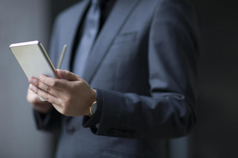 东方人,成年人,中年人,一个人,商务人士,商务男性,横图,正面,衬衫,西装,商务,成功,信心,技术,手机,北京,中国,亚洲,仅一个男性,仅一个人,仅一个中年男性,连接,握,套装,正装,领带,联系,站着,职业,握着,财富,摄影,部分,便利,领导,经理,成就,发短信,商务装,工薪阶层,智能手机,东亚,一套,无线电技术,把握,男人,男性,中年男性,亚洲人,中国人,白领,上班族,触摸,沟通,彩图,衬衣,首席执行官,上层阶级,数码笔,掌控,bj175