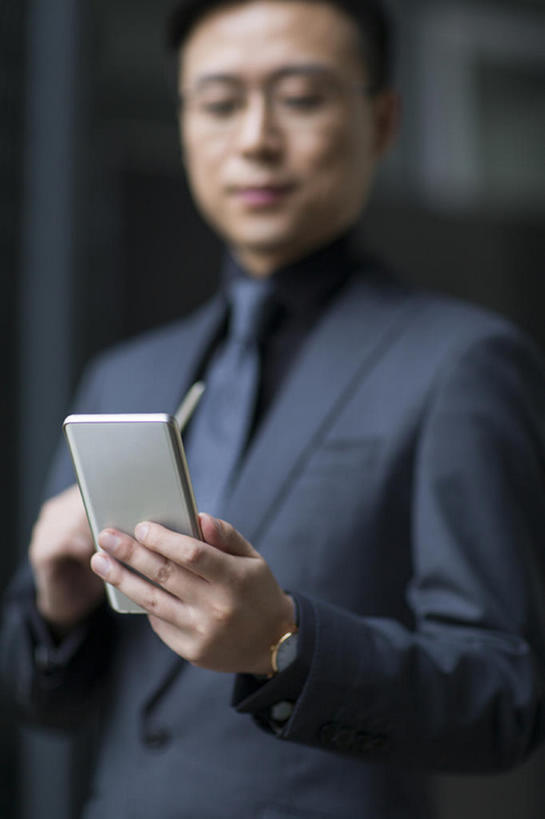 东方人,成年人,中年人,一个人,商务人士,商务男性,竖图,正面,衬衫,西装,商务,成功,信心,技术,手机,北京,中国,亚洲,仅一个男性,仅一个人,仅一个中年男性,连接,握,套装,正装,领带,联系,看,站着,职业,握着,财富,摄影,便利,领导,经理,成就,发短信,商务装,工薪阶层,智能手机,东亚,一套,无线电技术,把握,男人,男性,中年男性,亚洲人,中国人,白领,上班族,触摸,沟通,半身,彩图,衬衣,首席执行官,上层阶级,数码笔,掌控,bj175