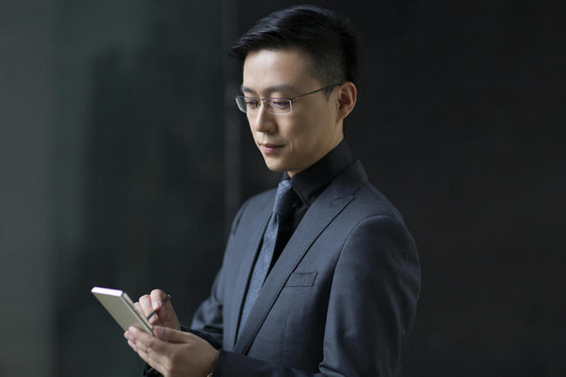 东方人,成年人,中年人,脸,头,脸颊,一个人,商务人士,商务男性,横图,侧面,衬衫,西装,商务,成功,信心,技术,手机,北京,中国,亚洲,仅一个男性,仅一个人,仅一个中年男性,连接,握,写,套装,正装,领带,联系,肩膀,看,站着,职业,握着,财富,摄影,便利,领导,经理,成就,发短信,商务装,工薪阶层,智能手机,东亚,一套,无线电技术,把握,男人,男性,中年男性,亚洲人,中国人,头部,脸部,脸蛋,面部,白领,上班族,触摸,沟通,彩图,衬衣,首席执行官,上层阶级,数码笔,掌控,bj175