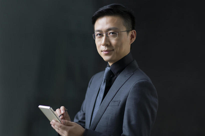 东方人,成年人,中年人,脸,头,脸颊,一个人,商务人士,商务男性,微笑,横图,侧面,衬衫,西装,商务,快乐,成功,信心,技术,手机,北京,中国,亚洲,仅一个男性,仅一个人,仅一个中年男性,连接,握,写,套装,正装,领带,联系,注视,肩膀,观察,看,站着,职业,握着,财富,摄影,观看,察看,便利,领导,经理,成就,关注,发短信,商务装,工薪阶层,智能手机,东亚,一套,无线电技术,把握,男人,男性,中年男性,亚洲人,中国人,头部,脸部,脸蛋,面部,白领,上班族,触摸,沟通,彩图,衬衣,首席执行官,上层阶级,数码笔,掌控,bj175