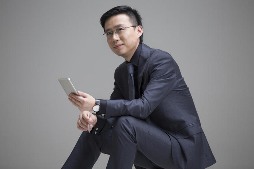 东方人,成年人,中年人,一个人,商务人士,商务男性,微笑,横图,室内,侧面,衬衫,西装,商务,快乐,智慧,成功,信心,技术,手机,北京,中国,亚洲,仅一个男性,仅一个人,仅一个中年男性,握,灰色背景,套装,正装,眼镜,领带,职业,思考,想,握着,财富,摄影,权威,领导,高雅,经理,成就,商务装,工薪阶层,智能手机,东亚,一套,无线电技术,把握,男人,男性,中年男性,亚洲人,中国人,白领,上班族,沟通,坐着,彩图,影棚拍摄,衬衣,首席执行官,上层阶级,数码笔,掌控,bj175