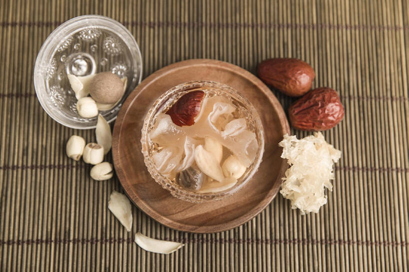 无人,横图,俯视,百合花,静物,中国,亚洲,竹制,材料,盖子,莲子,汤,美味,食品,饮品,营养,餐盘,饮食,食物,饮料,碗,中国菜,甜食,摄影,银耳,竹制品,可口,干的,东亚,健康食物,适口,寿司帘,寿司席,寿司竹,寿司竹卷,寿司竹席,彩图,枣糕,bj175