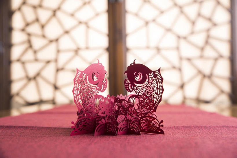 无人,横图,运气,窗户,鲤鱼,静物,中国,春节,亚洲,风俗,对称,艺术,鱼,古典,传统,装饰品,桌布,红色,纸制品,工艺品,剪纸,概念,精神,摄影,仪式,中国文化,手艺,典礼,古典风格,东亚,东亚文化,年年有余,元旦,制度,彩图,传统文化,传统节日,bj175