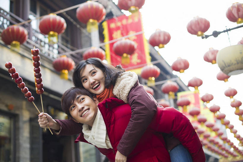 东方人,成年人,两个人,举,笑,微笑,露齿笑,横图,室外,白天,正面,仰视,爱情,度假,快乐,幸福,美景,城市风光,城市,胡同,街道,照明,北京,中国,春节,亚洲,吊挂,连接,握,悬挂,风俗,节日,庆祝,装饰,灯笼,纸灯笼,景观,冬天,美味,食品,饮品,浪漫,挂,玩,休闲装,娱乐,传统,饮食,食物,饮料,红色,围巾,灯具,中国菜,甜食,背着,托,站着,享受,休闲,温暖,温馨,景色,恩爱,放松,活力,精神,亲密,握着,约会,恋人,摄影,生活方式,围脖,糖葫芦,保暖,华丽,照亮,点缀,和睦,享乐,仪式,御寒,照明设备,都市风光,可口,中国文化,典礼,市区,东亚,陪同,衬托,美观,雅致,雅观,元旦,制度,适口,陪伴,男人,男性,年轻男性,年轻女性,女人,女性,亚洲人,中国人,年轻人,情侣,休闲活动,举起,举手,举着,向上举,向上伸,向上托,半身,彩图,低角度拍摄,爱,欢乐,伴侣,融洽,传统文化,冬衣,传统节日,伴随
