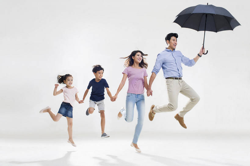 东方人,儿童,成年人,四个人,家庭,夫妻,丈夫,妻子,父母,母亲,父亲,女儿,儿子,兄弟,姐妹,站,跳,笑,微笑,露齿笑,横图,留白,白色背景,正面,衬衫,裙子,爱情,快乐,幸福,纯洁,北京,中国,亚洲,一排,连接,握,短裤,整齐,伞,半空,浪漫,休闲装,排列,小孩,夏天,站着,休闲,温暖,温馨,父子,母子,一家人,短袖,恩爱,父爱,活力,可爱,母爱,亲密,童年,童趣,握着,恋人,摄影,生长,保护,和睦,享乐,队列,关爱,亲情,童真,东亚,烂漫,无邪,陪同,陪伴,无忧无虑,天真,男孩,男人,男性,年轻男性,年轻女性,女孩,女人,女性,亚洲人,中国人,孩子,年轻人,夫妇,情侣,全家福,休闲活动,手牵手,站立,彩图,全身,影棚拍摄,欢乐,伴侣,融洽,男生,伴随