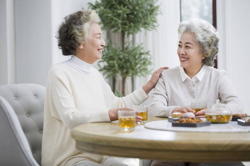 东方人,成年人,老年人,头发,两个人,家,笑,微笑,露齿笑,横图,室内,白天,正面,下午茶,快乐,友谊,幸福,茶,桌子,北京,中国,亚洲,喝,握,年轻,休闲装,饮料,白色,社区,休闲,健康,面对面,放松,亲密,搭,握着,摄影,生活方式,退休,起居室,享乐,搭着,关爱,东亚,热饮,陪同,疗养院,陪伴,老年女性,女人,女性,亚洲人,中国人,茶杯,休闲活动,沟通,说话,坐着,半身,彩图,欢乐,和蔼,人老心不老,伴随