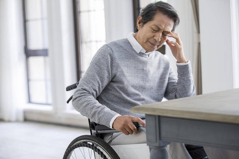 东方人,成年人,老年人,头发,一个人,家,横图,室内,白天,正面,窗户,桌子,北京,中国,亚洲,仅一个男性,仅一个人,休闲装,轮椅,仅一个老年男性,皱眉,摄影,生活方式,头痛,疾病,退休,脆弱,痛苦,残疾,东亚,瘫痪,孤独,老年男性,男人,男性,亚洲人,中国人,闭着眼睛,坐着,彩图