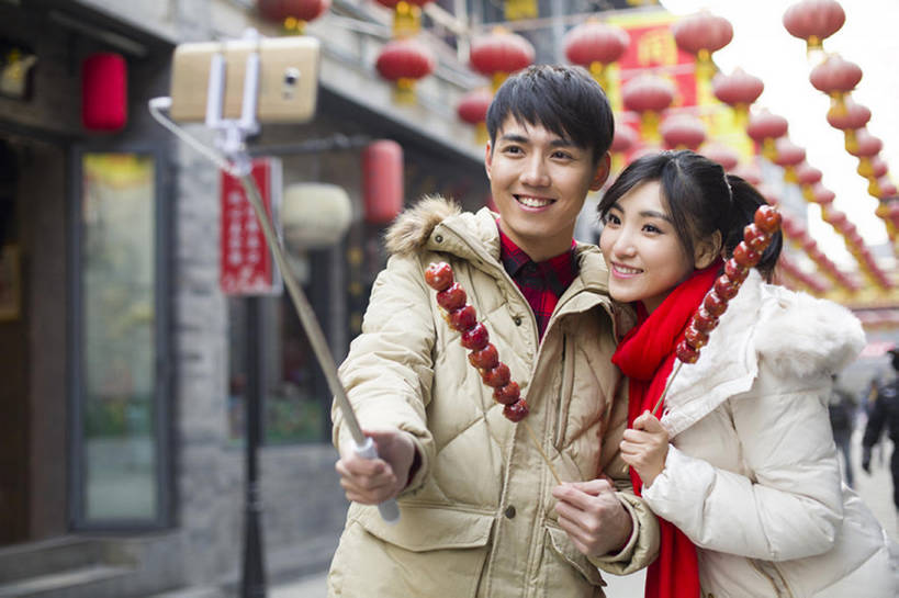 东方人,成年人,两个人,笑,微笑,露齿笑,横图,室外,白天,正面,爱情,度假,快乐,幸福,技术,美景,城市风光,城市,胡同,街道,手机,照明,北京,中国,春节,亚洲,吊挂,握,悬挂,风俗,节日,庆祝,装饰,灯笼,纸灯笼,景观,冬天,美味,食品,饮品,浪漫,挂,休闲装,娱乐,传统,饮食,食物,饮料,拍照,围巾,灯具,中国菜,甜食,看,站着,享受,休闲,温暖,温馨,景色,恩爱,放松,精神,亲密,握着,自拍,约会,恋人,摄影,生活方式,围脖,糖葫芦,保暖,华丽,照亮,点缀,和睦,享乐,仪式,御寒,照明设备,都市风光,可口,中国文化,典礼,市区,智能手机,东亚,陪同,衬托,美观,雅致,雅观,无线电技术,元旦,制度,适口,陪伴,男人,男性,年轻男性,年轻女性,女人,女性,亚洲人,中国人,年轻人,情侣,休闲活动,半身,彩图,爱,欢乐,照相,伴侣,融洽,传统文化,冬衣,传统节日,伴随,自拍杆
