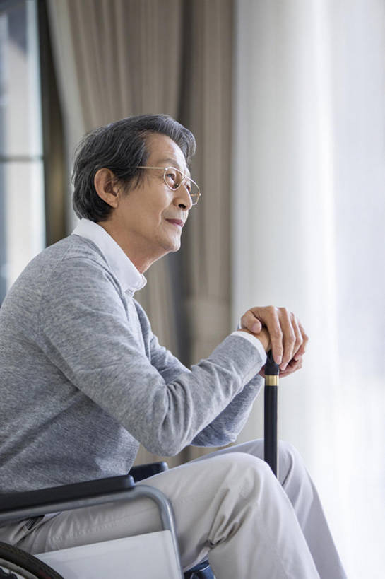 东方人,成年人,老年人,头发,一个人,家,微笑,竖图,室内,白天,侧面,快乐,北京,中国,亚洲,仅一个男性,仅一个人,握,眼镜,休闲装,轮椅,仅一个老年男性,休闲,想,握着,摄影,生活方式,拐杖,支撑,手杖,疾病,退休,享乐,脆弱,残疾,东亚,瘫痪,疗养院,老年男性,男人,男性,亚洲人,中国人,休闲活动,坐着,彩图,收容所