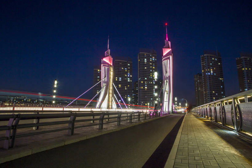 无人,栏杆,横图,彩色,室外,夜晚,背景,长时间曝光,度假,石头,美景,城市风光,城市,道路,高速公路,建筑,街道,路,路灯,公路,中国,亚洲,石子,直线,景观,路边,人行道,桥,车道,交通,娱乐,现代,霓虹,风景,天空,黄昏,享受,休闲,景色,放松,摄影,五颜六色,车灯,宁静,迅速,柏油路,照亮,色彩斑斓,都市风光,五彩缤纷,沥青,东亚,五彩斑斓,五光十色,石块,岩石,马路,彩图,高层建筑,自行车道,建筑结构,广角,汽车广告背景图