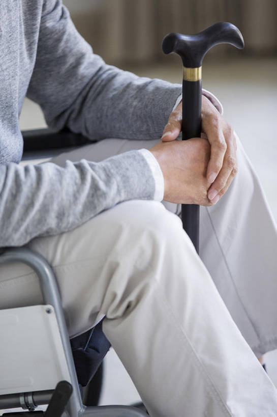 东方人,成年人,老年人,手,头发,一个人,病人,家,竖图,室内,白天,侧面,北京,中国,亚洲,仅一个男性,仅一个人,握,眼镜,休闲装,轮椅,仅一个老年男性,握着,摄影,生活方式,拐杖,部分,手杖,退休,脆弱,残疾,东亚,瘫痪,疗养院,孤独,老年男性,男人,男性,亚洲人,中国人,坐着,彩图,收容所