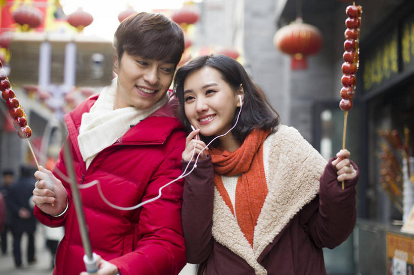 东方人,成年人,两个人,笑,微笑,露齿笑,横图,室外,白天,正面,爱情,度假,快乐,幸福,技术,美景,城市风光,城市,胡同,街道,手机,照明,北京,中国,春节,亚洲,吊挂,握,悬挂,风俗,节日,庆祝,装饰,灯笼,纸灯笼,景观,冬天,美味,食品,耳塞,饮品,浪漫,音乐,挂,听,休闲装,娱乐,传统,饮食,食物,饮料,拍照,红色,耳麦,围巾,灯具,中国菜,甜食,看,站着,享受,休闲,温暖,温馨,景色,恩爱,放松,精神,亲密,握着,自拍,约会,恋人,摄影,生活方式,围脖,糖葫芦,保暖,华丽,照亮,点缀,和睦,享乐,仪式,御寒,照明设备,都市风光,可口,中国文化,典礼,市区,智能手机,视频会议,东亚,陪同,衬托,美观,雅致,雅观,无线电技术,元旦,制度,适口,陪伴,男人,男性,年轻男性,年轻女性,女人,女性,亚洲人,中国人,年轻人,情侣,休闲活动,说话,半身,彩图,爱,欢乐,照相,伴侣,融洽,传统文化,冬衣,传统节日,伴随,自拍杆