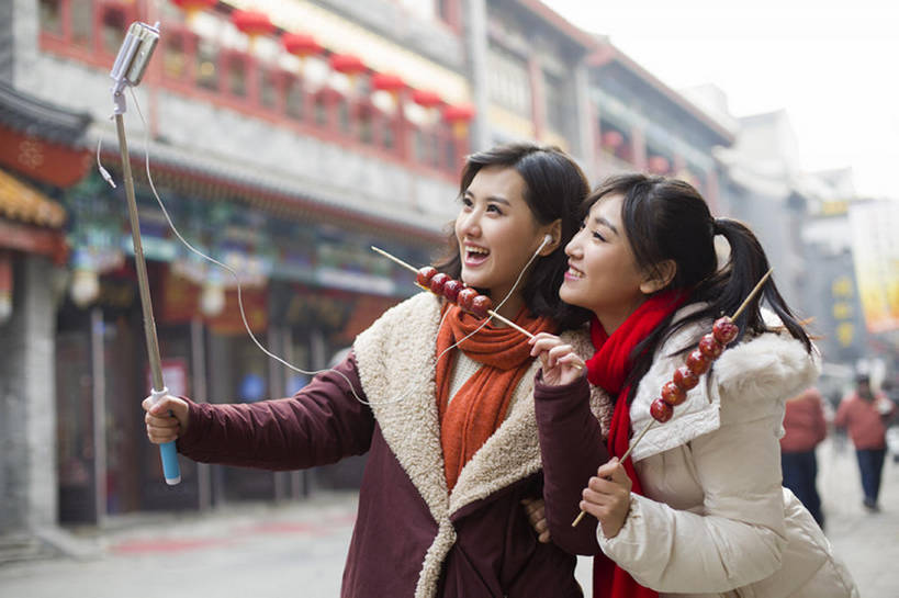 东方人,成年人,两个人,笑,吃,微笑,露齿笑,横图,室外,白天,正面,度假,快乐,友谊,幸福,技术,美景,城市风光,城市,胡同,街道,手机,北京,中国,春节,亚洲,握,风俗,节日,庆祝,装饰,景观,冬天,美味,食品,耳塞,饮品,休闲装,娱乐,传统,饮食,食物,饮料,拍照,红色,耳麦,围巾,中国菜,甜食,看,站着,张嘴,享受,休闲,温暖,景色,放松,精神,亲密,握着,自拍,摄影,生活方式,围脖,糖葫芦,保暖,华丽,点缀,享乐,仪式,御寒,都市风光,可口,中国文化,典礼,市区,张大嘴巴,智能手机,视频会议,东亚,陪同,衬托,美观,雅致,雅观,无线电技术,元旦,制度,适口,陪伴,年轻女性,女人,女性,亚洲人,中国人,年轻人,张开嘴,休闲活动,半身,彩图,欢乐,照相,传统文化,冬衣,闺密,传统节日,伴随,自拍杆
