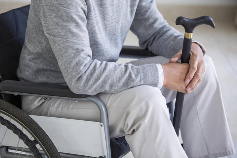 东方人,成年人,老年人,手,头发,一个人,病人,家,横图,室内,白天,正面,北京,中国,亚洲,仅一个男性,仅一个人,握,眼镜,休闲装,轮椅,仅一个老年男性,握着,摄影,生活方式,拐杖,部分,手杖,退休,脆弱,残疾,东亚,瘫痪,疗养院,孤独,老年男性,男人,男性,亚洲人,中国人,坐着,彩图,收容所