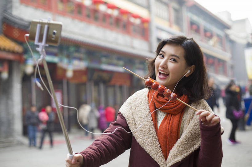 东方人,成年人,一个人,笑,吃,微笑,露齿笑,横图,室外,白天,正面,度假,快乐,幸福,技术,美景,城市风光,城市,胡同,街道,手机,北京,中国,春节,亚洲,仅一个年轻女性,仅一个女性,仅一个人,握,风俗,节日,庆祝,装饰,景观,冬天,美味,食品,耳塞,饮品,音乐,注视,休闲装,娱乐,传统,饮食,食物,饮料,拍照,耳麦,围巾,中国菜,甜食,观察,看,站着,张嘴,享受,休闲,温暖,景色,放松,精神,握着,自拍,摄影,生活方式,围脖,观看,糖葫芦,保暖,华丽,点缀,察看,享乐,仪式,御寒,都市风光,关注,可口,中国文化,典礼,市区,张大嘴巴,智能手机,视频会议,东亚,衬托,美观,雅致,雅观,无线电技术,元旦,制度,适口,年轻女性,女人,女性,亚洲人,中国人,年轻人,张开嘴,休闲活动,半身,彩图,欢乐,照相,传统文化,传统节日,自拍杆