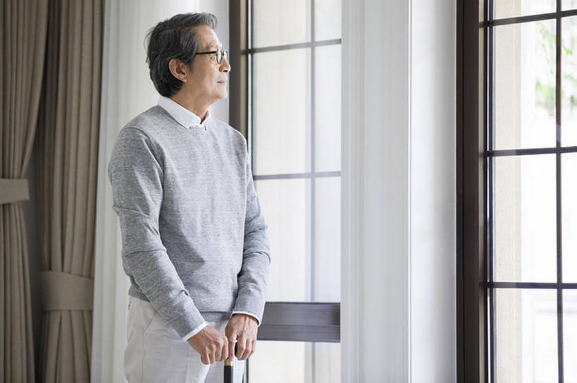 东方人,成年人,老年人,头发,一个人,家,横图,室内,白天,侧面,窗户,北京,中国,亚洲,仅一个男性,仅一个人,握,眼镜,注视,休闲装,观察,看,站着,仅一个老年男性,休闲,想,握着,摄影,生活方式,拐杖,观看,手杖,察看,退休,脆弱,关注,东亚,疗养院,孤独,老年男性,男人,男性,亚洲人,中国人,彩图,收容所