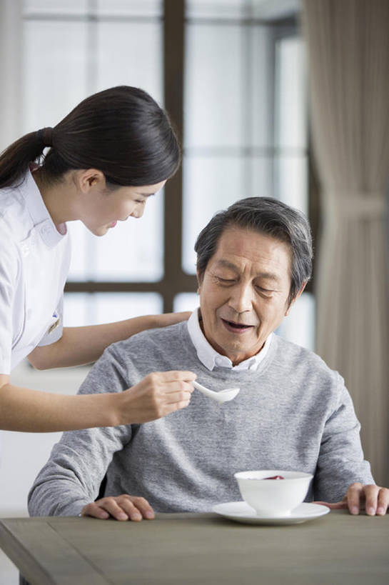 东方人,成年人,老年人,头发,两个人,医生,病人,护士,家,笑,吃,微笑,露齿笑,竖图,室内,白天,正面,工作服,制服,吃饭,早餐,快乐,幸福,桌子,餐具,北京,中国,亚洲,握,汤,粥,食品,营养,休闲装,饮食,餐饮,茶碟,汤匙,碗,站着,张嘴,医护人员,医疗人员,休闲,健康,亲密,服务,护理,喂,握着,摄影,生活方式,看护,协助,医疗,退休,享乐,脆弱,早晨,关爱,残疾,张大嘴巴,东亚,健康食物,实验服,陪同,工作制服,疗养院,责任,陪伴,痴呆,老年痴呆症,信任,老年男性,男人,男性,年轻女性,女人,女性,亚洲人,中国人,年轻人,大夫,张开嘴,坐着,半身,彩图,工作套服,欢乐,收容所,和蔼,帕金森病,伴随