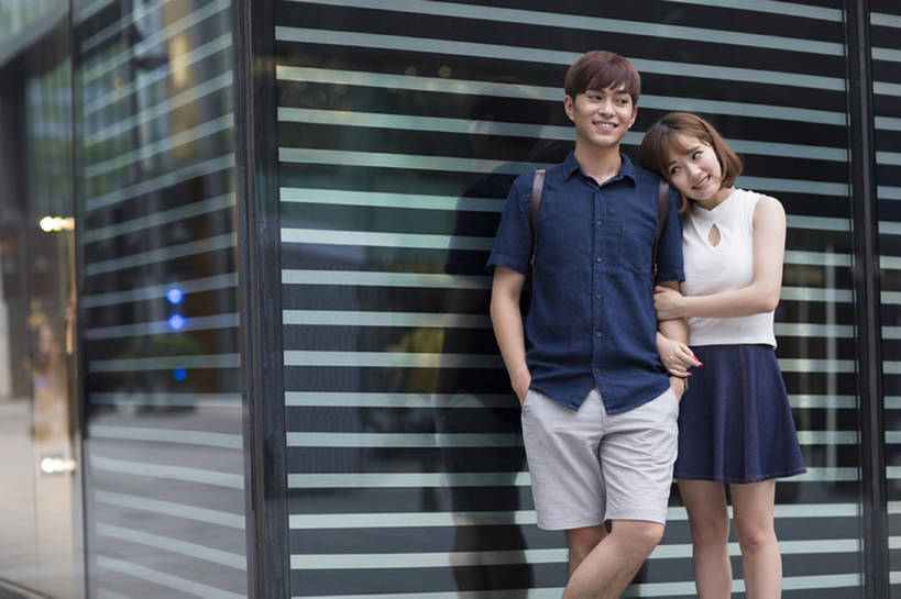 东方人,成年人,两个人,学生,笑,微笑,露齿笑,横图,室外,白天,正面,裙子,爱情,度假,快乐,幸福,纯洁,美景,窗户,城市风光,城市,建筑,玻璃,北京,中国,亚洲,勾,连接,挽,短裤,服装,并排,反射,景观,角落,浪漫,休闲装,娱乐,衣服,背包,夏天,靠,靠着,站着,享受,休闲,温暖,温馨,短袖,景色,恩爱,放松,可爱,亲密,童年,童趣,勾着,约会,恋人,摄影,服饰,生活方式,和睦,享乐,衣着,穿着,都市风光,玻璃墙,挽着,童真,东亚,烂漫,无邪,陪同,衣饰,害臊,含羞,怕羞,玻璃砖,陪伴,无忧无虑,害羞,天真,男人,男性,年轻男性,年轻女性,女人,女性,亚洲人,中国人,年轻人,情侣,大学生,休闲活动,两手抄兜,彩图,爱,欢乐,伴侣,融洽,伴随