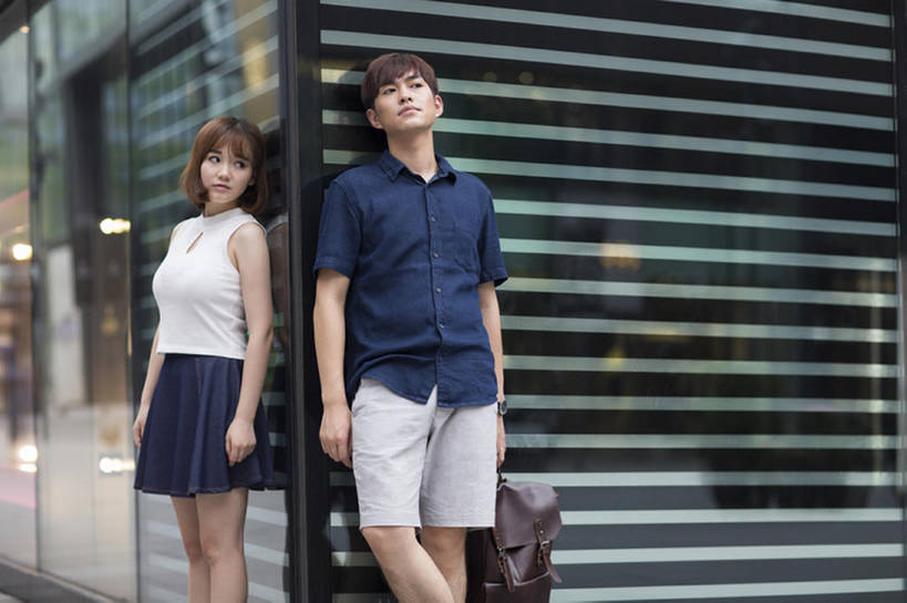 东方人,成年人,两个人,学生,横图,室外,白天,正面,裙子,爱情,度假,美景,窗户,城市风光,城市,建筑,玻璃,北京,中国,亚洲,短裤,服装,沮丧,生气,景观,角落,浪漫,休闲装,娱乐,衣服,背包,夏天,靠,靠着,站着,享受,休闲,温暖,温馨,短袖,景色,恩爱,放松,想,愤怒,恋人,摄影,服饰,恼怒,悲伤,和睦,愤慨,伤心,难过,怒气,气愤,衣着,穿着,都市风光,发怒,怒火,玻璃墙,问题,情绪,脾气,东亚,忿怒,怨恨,分手,强烈,悲哀,衣饰,哀痛,悲戚,悲痛,玻璃砖,气忿,愤恨,肝火,激动,男人,男性,年轻男性,年轻女性,女人,女性,亚洲人,中国人,年轻人,情侣,大学生,争论,彩图,伴侣,融洽,闷闷不乐