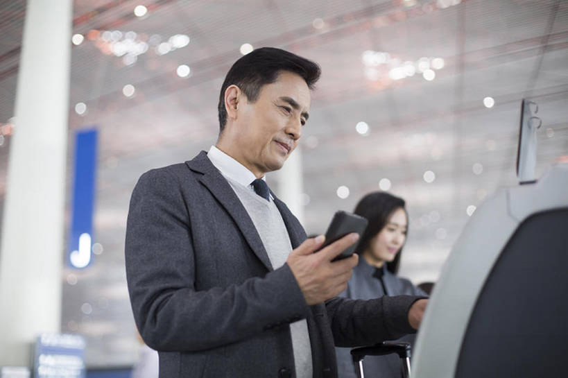 东方人,成年人,中年人,老年人,一个人,商务人士,商务男性,机场,微笑,横图,室内,白天,正面,衬衫,商务,快乐,技术,城市,建筑,手机,北京,中国,亚洲,仅一个男性,仅一个人,仅一个中年男性,乘客,套装,正装,领带,交通,大厅,外套,看,站着,职业,运输,摄影,生活方式,便利,公共设施,经理,购买,候机室,商务装,工薪阶层,智能手机,自动化,东亚,售票机,无线电技术,老年男性,男人,男性,中年男性,亚洲人,中国人,白领,上班族,外衣,半身,彩图,衬衣,旅行,办公室职员,机票,商务旅行