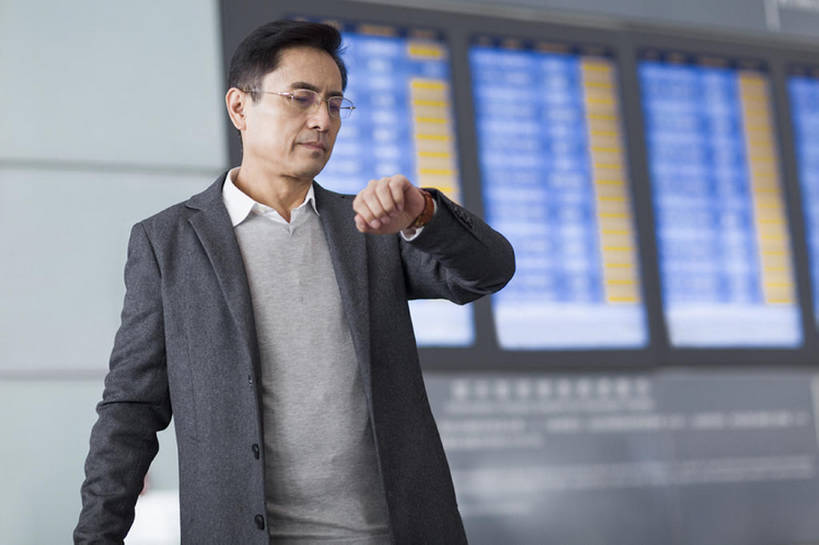 东方人,成年人,中年人,老年人,一个人,商务人士,商务男性,机场,横图,室内,白天,正面,衬衫,商务,成功,信心,显示器,城市,飞机,建筑,北京,中国,亚洲,仅一个男性,仅一个人,仅一个中年男性,套装,时间,屏幕,眼镜,交通,航空,显示屏,大厅,外套,交通工具,看,站着,职业,运输,摄影,等候,腕表,公共设施,客机,核对,载具,候机室,商务装,等,工薪阶层,输出设备,东亚,老年男性,男人,男性,中年男性,亚洲人,中国人,白领,上班族,半身,彩图,衬衣,办公室职员,商务旅行,商务机,开领,校对,校勘