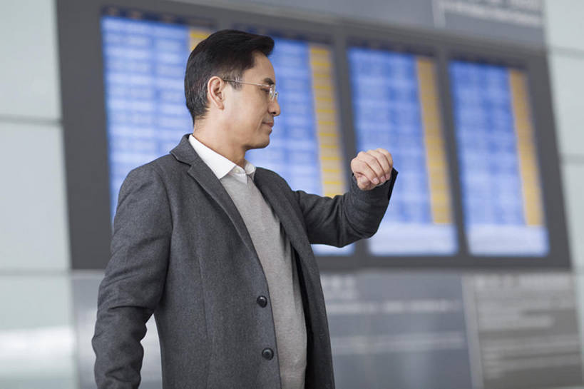 东方人,成年人,中年人,老年人,一个人,商务人士,商务男性,机场,横图,室内,白天,侧面,衬衫,商务,成功,信心,显示器,城市,飞机,建筑,北京,中国,亚洲,仅一个男性,仅一个人,仅一个中年男性,套装,时间,屏幕,眼镜,交通,航空,显示屏,大厅,外套,交通工具,看,站着,职业,运输,摄影,等候,腕表,公共设施,客机,核对,载具,候机室,商务装,等,工薪阶层,输出设备,东亚,老年男性,男人,男性,中年男性,亚洲人,中国人,白领,上班族,半身,彩图,衬衣,办公室职员,商务旅行,商务机,开领,校对,校勘