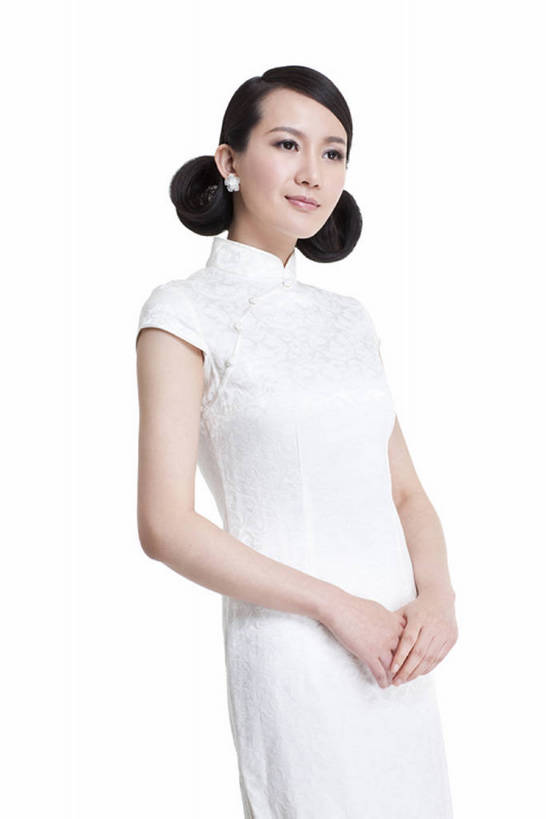东方人,成年人,一个人,站,微笑,竖图,留白,白色背景,正面,快乐,幸福,复古,北京,中国,亚洲,仅一个年轻女性,仅一个女性,仅一个人,旗袍,古典,传统,白色,美女,摄影,影棚,皮肤,光滑,高雅,优美,享乐,发髻,中国文化,摄影棚,肖像,东亚,柔和,细腻,平滑,名媛,年轻女性,女人,女性,亚洲人,中国人,年轻人,发型,彩图,影棚拍摄,传统服装,欢乐,拍摄,魅力,传统文化,美人,bj175