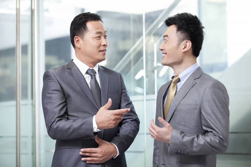 东方人,成年人,中年人,老年人,两个人,同事,商务人士,商务男性,办公室,站,笑,微笑,露齿笑,横图,室内,白天,侧面,衬衫,商务,讨论,快乐,成功,合作,团队,集体,信心,计划,北京,中国,亚洲,套装,正装,开会,会议,领带,队伍,职业,面对面,办公大楼,摄影,生活方式,领导,成就,商务装,合伙,领袖,工薪阶层,东亚,计划书,筹划,打算,老年男性,男人,男性,年轻男性,亚洲人,中国人,年轻人,白领,上班族,说话,半身,彩图,衬衣,办公室职员,商务会议,挨着,bj175