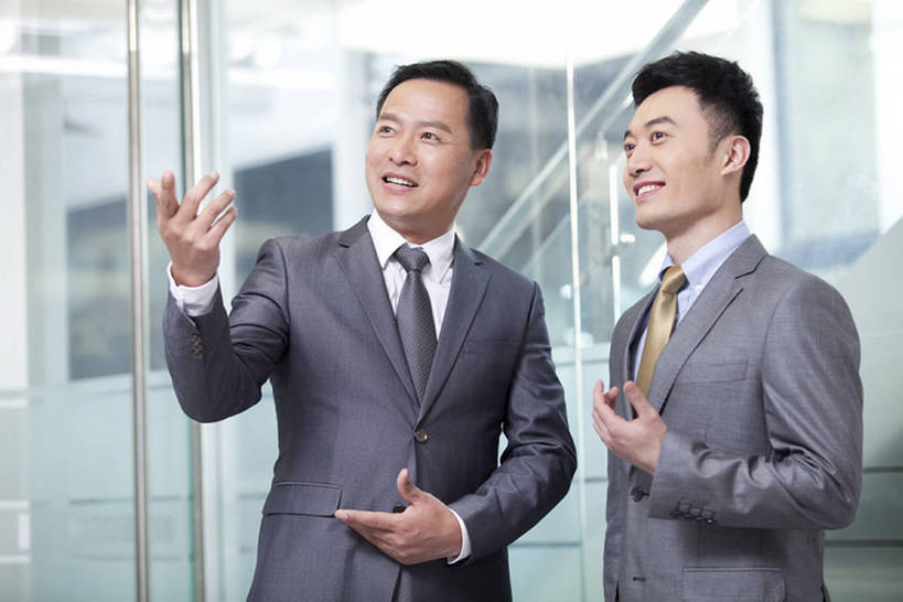 东方人,成年人,中年人,老年人,两个人,同事,商务人士,商务男性,办公室,站,笑,微笑,露齿笑,横图,室内,白天,正面,衬衫,商务,讨论,快乐,智慧,成功,合作,团队,集体,信心,计划,北京,中国,亚洲,套装,正装,开会,会议,领带,注视,队伍,观察,看,职业,面对面,办公大楼,摄影,生活方式,观看,察看,领导,成就,关注,商务装,合伙,领袖,工薪阶层,渴望,东亚,计划书,策略,筹划,打算,老年男性,男人,男性,年轻男性,亚洲人,中国人,年轻人,白领,上班族,说话,半身,彩图,衬衣,办公室职员,商务会议,挨着,bj175