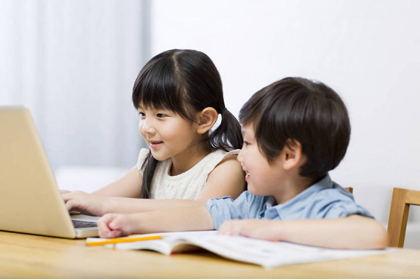 东方人,儿童,一个人,兄弟,姐妹,家,站,笑,微笑,露齿笑,横图,室内,白天,正面,快乐,友谊,幸福,纯洁,笔记本电脑,技术,北京,中国,亚洲,写,学习,房屋,公寓,教育,休闲装,练习本,书桌,小孩,打字,站着,休闲,家庭作业,可爱,亲密,童年,童趣,摄影,生长,协助,专心,住房,关爱,房地产,网上冲浪,童真,东亚,烂漫,无邪,陪同,无线电技术,陪伴,天真,男孩,男人,男性,女孩,白种人,亚洲人,中国人,孩子,休闲活动,站立,半身,彩图,男生,好奇心,伴随,bj175